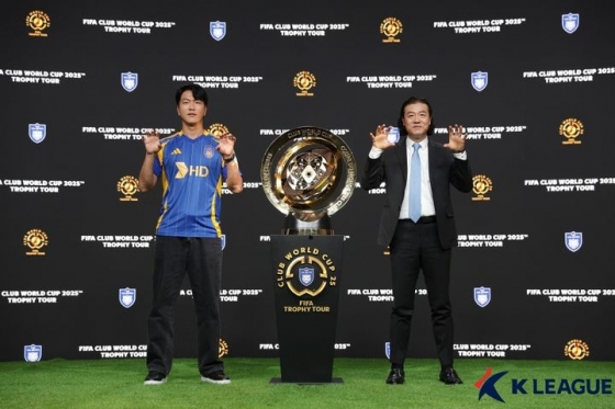 김판곤 울산 감독과 김영권이 경기도 성남 네이버 1784 사옥에서 열린 국제축구연맹(FIFA) 2025 클럽 월드컵 트로피 제막식에서 트로피와 함께 포즈를 취하고 있다. /사진=뉴시스