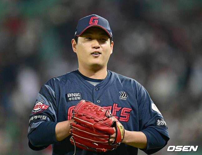 롯데 나균안이 27일 SSG전에서 선발 등판해 실점한 뒤 아쉬워하고 있다.