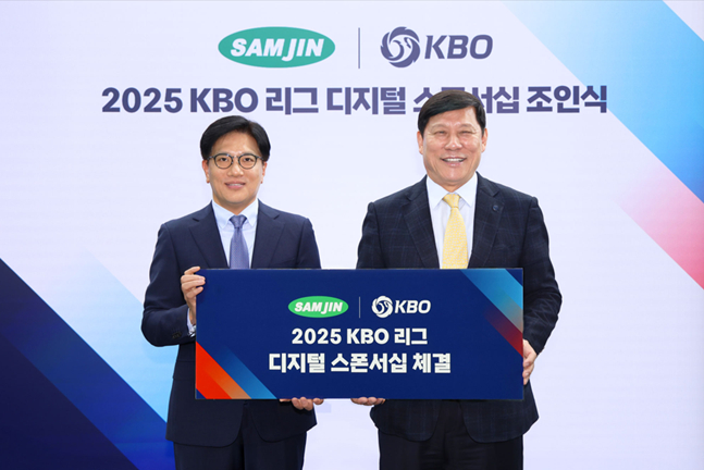 조규석(왼쪽) 삼진제약 대표와 허구연 KBO 총재. /사진=KBO