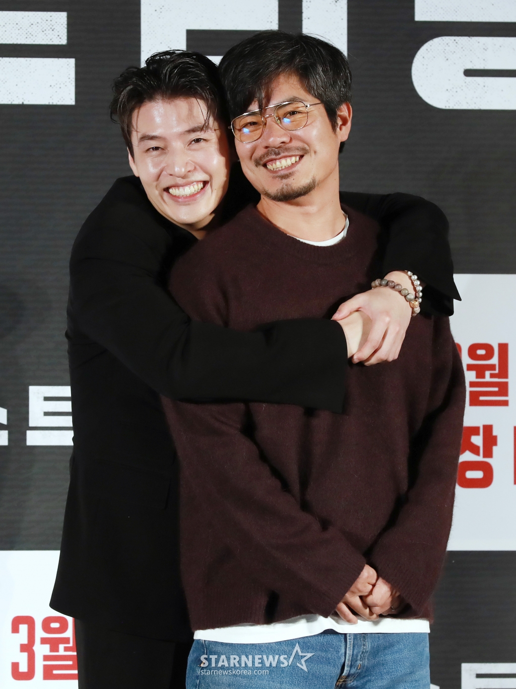 배우 강하늘, 조장호 감독이 26일 오전 서울 광진구 롯데시네마 건대입구점에서 진행된 영화 '스트리밍'(감독 조장호) 제작발표회에 참석해 포즈를 취하고 있다. 구독자 수 1위의 범죄 채널 스트리머 '우상(강하늘)'이 풀리지 않던 연쇄살인 사건의 단서를 발견하고 범인을 추적하는 과정을 실시간으로 방송하며 벌어지는 스릴러 '스트리밍'은 3월 21일 개봉한다. /2025.02.26 /사진=이동훈 photoguy@
