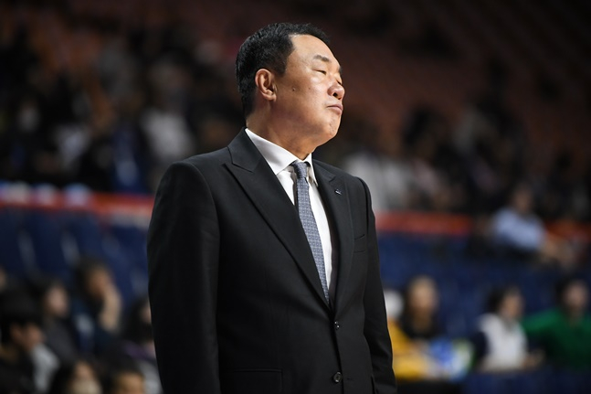 KCC 전창진 감독이 28일 한국가스공사전에서 어두운 표정으로 코트를 바라보고 있다. /사진=KBL 제공