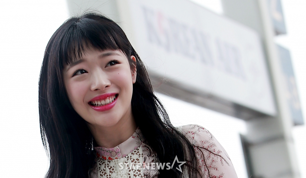 $ 배우 설리가 스위스 취리히에서 진행되는 화보 촬영 차 2일 오후 인천국제공항을 통해 출국하고 있다. /사진=김창현 기자 chmt@