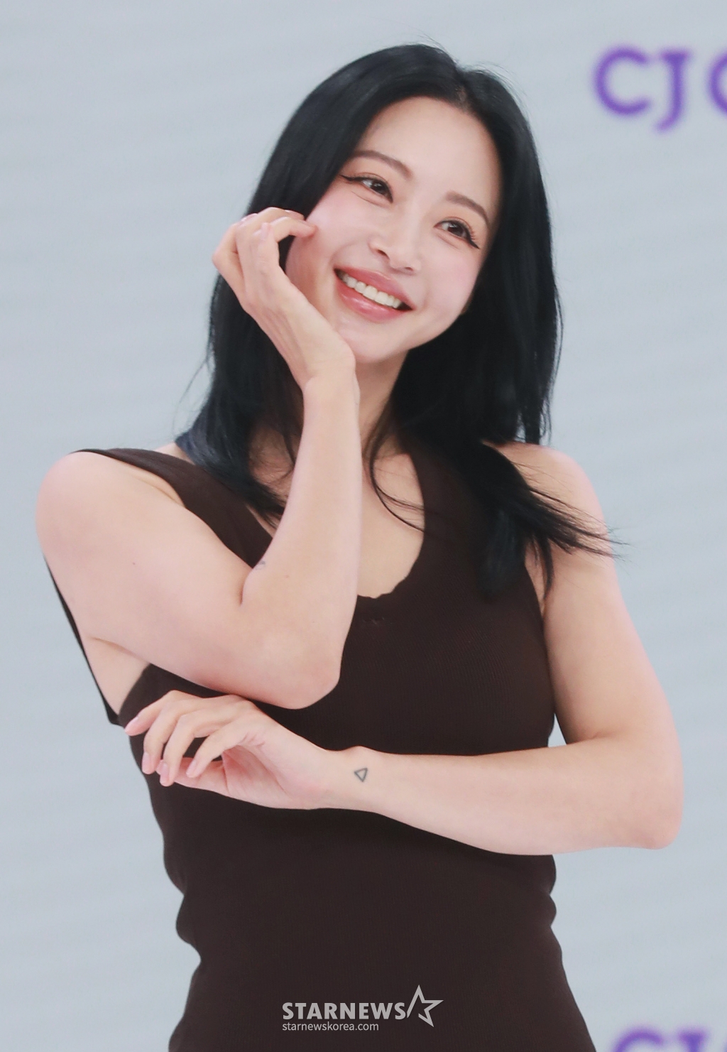 배우 한예슬이 22일 오전 서울 서초구 CJ ENM 커머스 사옥에서 진행된 CJ온스타일 초대형 모바일 라이브쇼 제작발표회에 참석해 포즈를 취하고 있다. /2024.08.22 /사진=이동훈