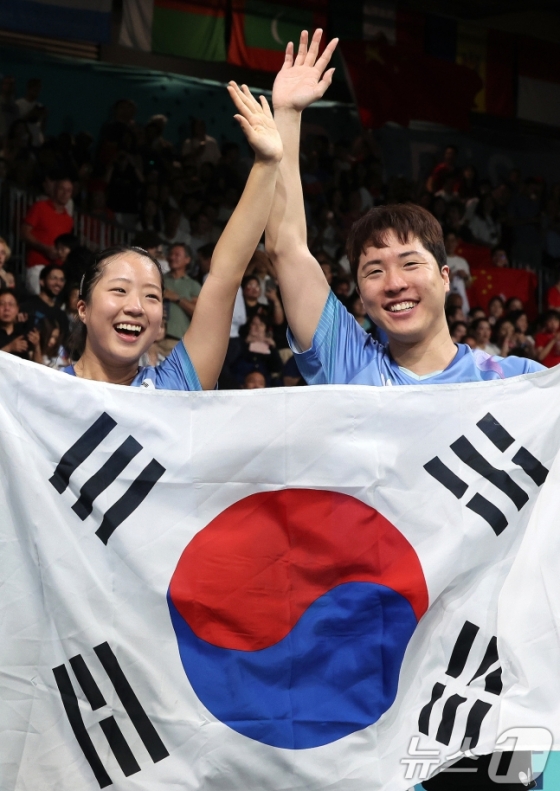 대한민국 탁구 대표팀 신유빈, 임종훈이 프랑스 파리 사우스 파리 아레나4에서 열린 '2024 파리올림픽' 탁구 혼합복식 홍콩 과의 동메달 결정전 경기에서 승리한 후 세리머니를 하고 있다. /사진=뉴스1