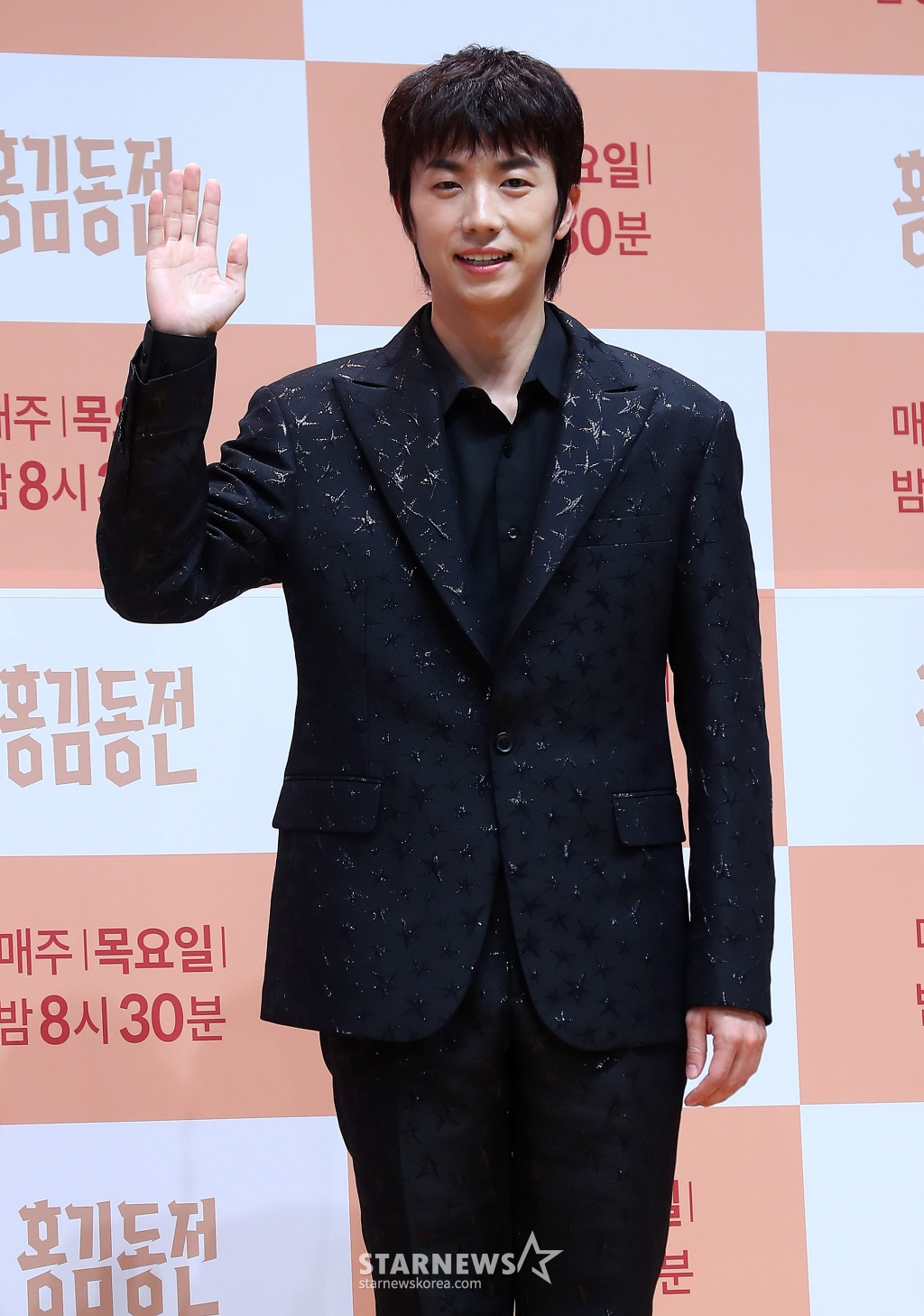 2PM 우영이 14일 오후 서울 영등포구 여의도 KBS 아트홀에서 진행된 예능 '홍김동전' 1주년 기자간담회에 참석해 포즈를 취하고 있다. 2023.07.14
