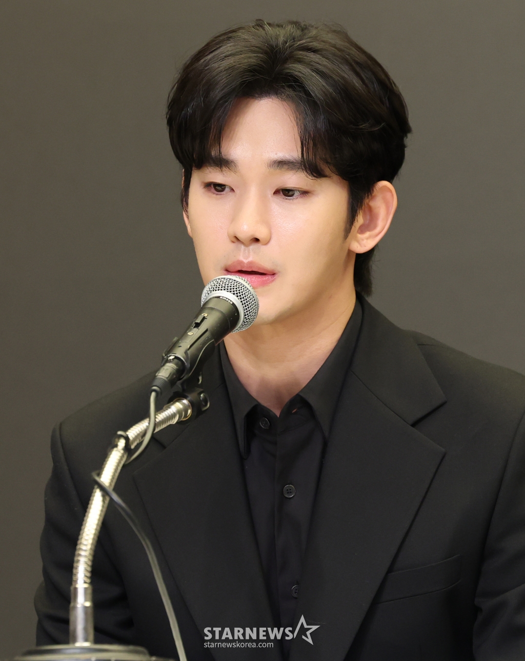 (서울=뉴스1) 권현진 기자 = 배우 김수현이 31일 오후 서울 마포구 스탠포트호텔에서 긴급 기자회견을 열고 고(故) 김새론이 미성년자일 때부터 교제했다는 의혹을 비롯한 각종 논란에 대해 입장을 밝히고 있다. 2025.3.31/뉴스1 Copyright © 뉴스1. All rights reserved. 무단 전재 및 재배포, AI학습 이용 금지. /사진=(서울=뉴스1) 권현진 기자