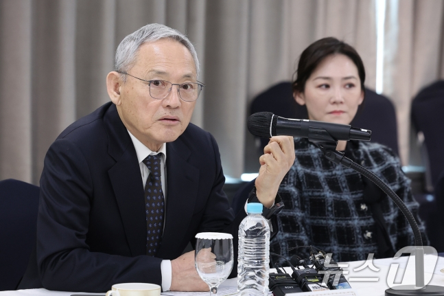 유인촌 문화체육관광부 장관(왼쪽)이 31일 서울 송파구 방이동 올림픽파크텔에서 열린 2026 밀라노·코르티나 동계올림픽 대비 동계종목 협력회의에서 인사말을 하고 있다. 오른쪽은 이수경 대한빙상경기연맹 회장. /사진=뉴스1
