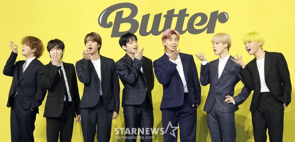 방탄소년단(BTS, 뷔 슈가 진 정국 RM 지민 제이홉)이 21일 오후 서울 송파구 방이동 올림픽홀에서 진행된 새 싱글앨범 'Butter' 발매 기념 쇼케이스에서 포즈를 취하고 있다. 'Butter'에는 버터처럼 부드럽게 녹아들어 너를 사로잡겠다는 방탄소년단의 귀여운 고백이 담겨있다. 방탄소년단은 'Butter'를 사실상의 선 공개 싱글로 스타트를 끊고 6월 중 'Butter'가 포함된 새 앨범을 발매할 계획이다. 2021.05.21