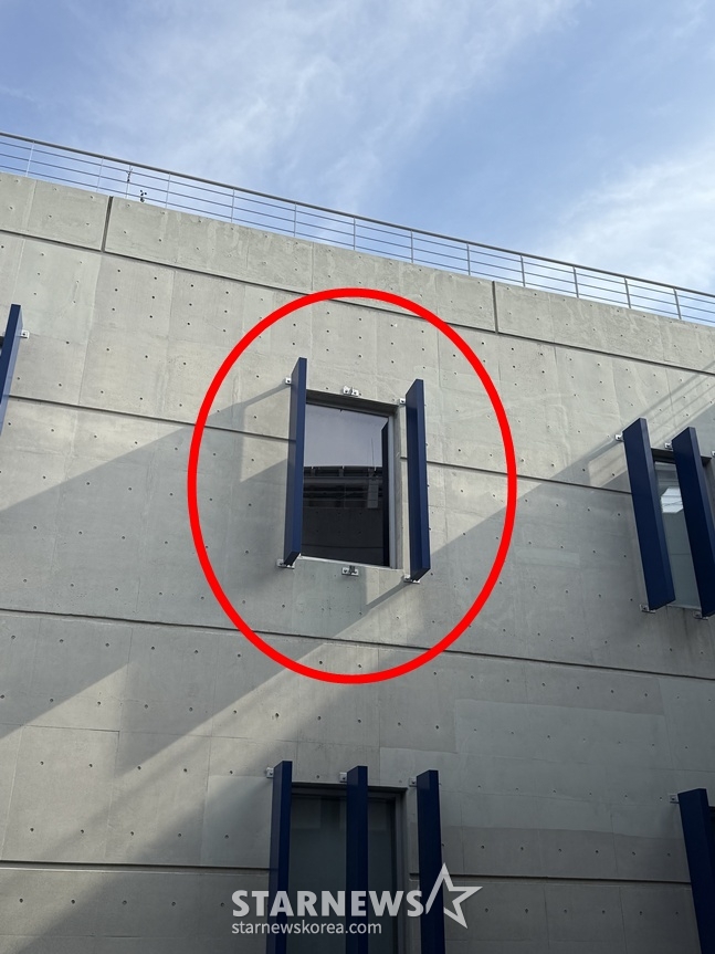 지난달 29일 오후 창원NC파크에서 철제 구조물이 추락해 관람객을 덮쳤다. 사진은 1일 사고 현장 모습. 위 가운데 창문(빨간 원) 외벽에 설치된 루버 3개 중 한 개가 떨어져 사라진 상태다. /사진=양정웅 기자