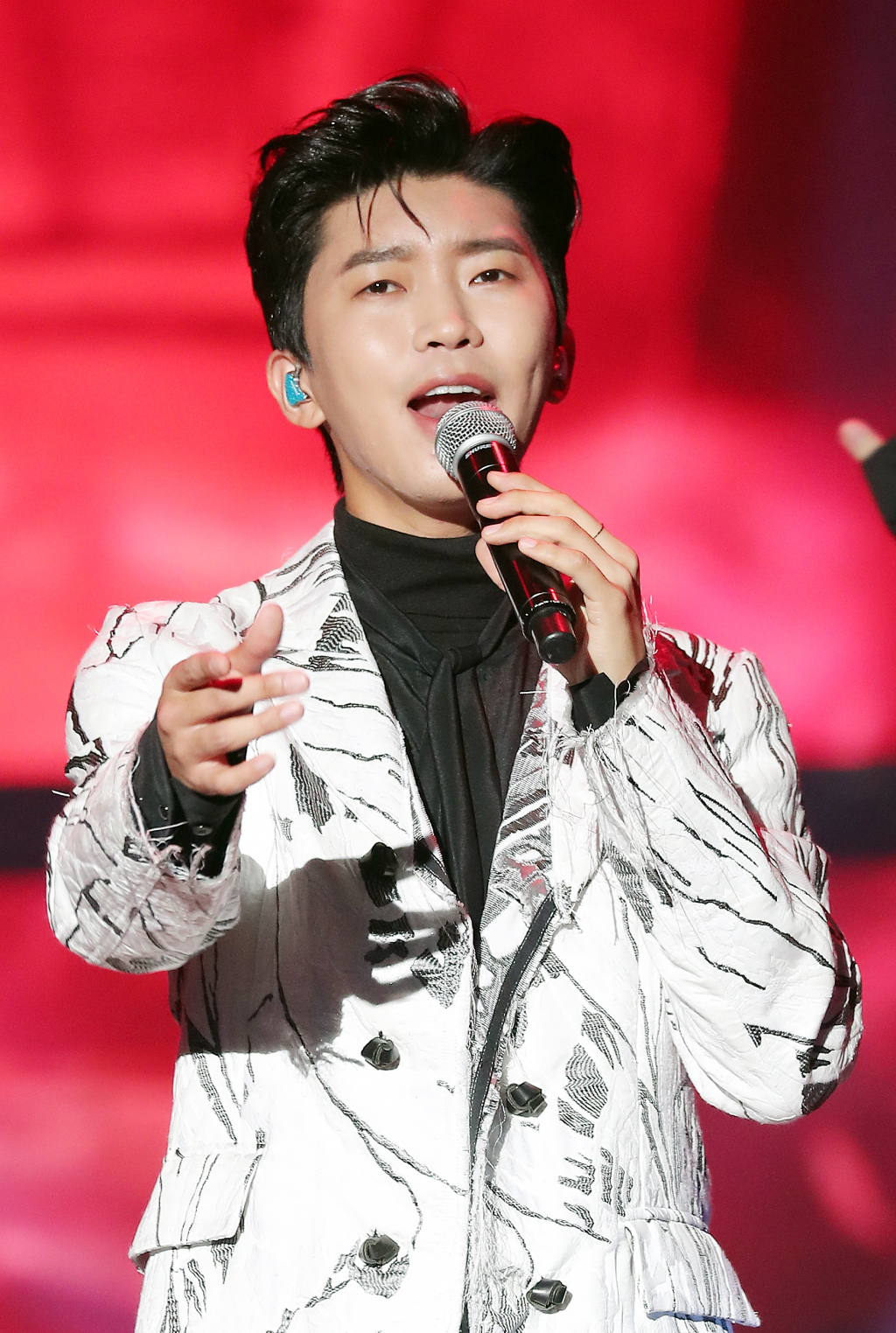 트로트 가수 임영웅이 28일 마이뮤직테이스트로 중계된 2020 Asia Artist Awards(2020 아시아 아티스트 어워즈, 2020 AAA)에서 멋진 무대를 선보이고 있다.이날 임영웅은 'AAA 최애돌 인기상, 핫이슈상'과 대상인 '올해의 트로트' 상 등 3관왕의 영예를 안았다.스타뉴스가 주최하고 AAA 조직위원회가 주관하는 AAA는 어디에서도 보지 못했던 새로운 무대를 선보이며 전 세계 팬들의 눈과 귀를 사로잡아 명실상부 NO.1 글로벌 시상식으로 거듭났다.