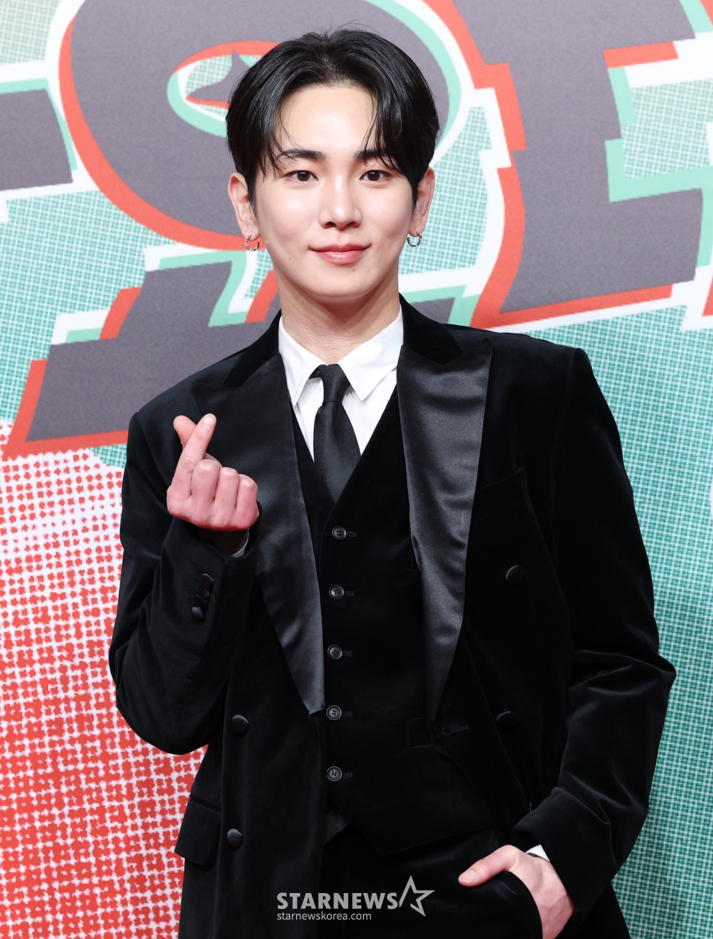 (인천=뉴스1) 권현진 기자 = 샤이니 키가 크리스마스인 25일 인천 인스파이어 아레나에서 열린 ‘2024 SBS 가요대전’(이하 ‘가요대전’) 레드카펫 행사에 참석해 포즈를 취하고 있다. 2024.12.25/뉴스1 Copyright (C) 뉴스1. All rights reserved. 무단 전재 및 재배포, AI학습 이용 금지. /사진=(인천=뉴스1) 권현진 기자