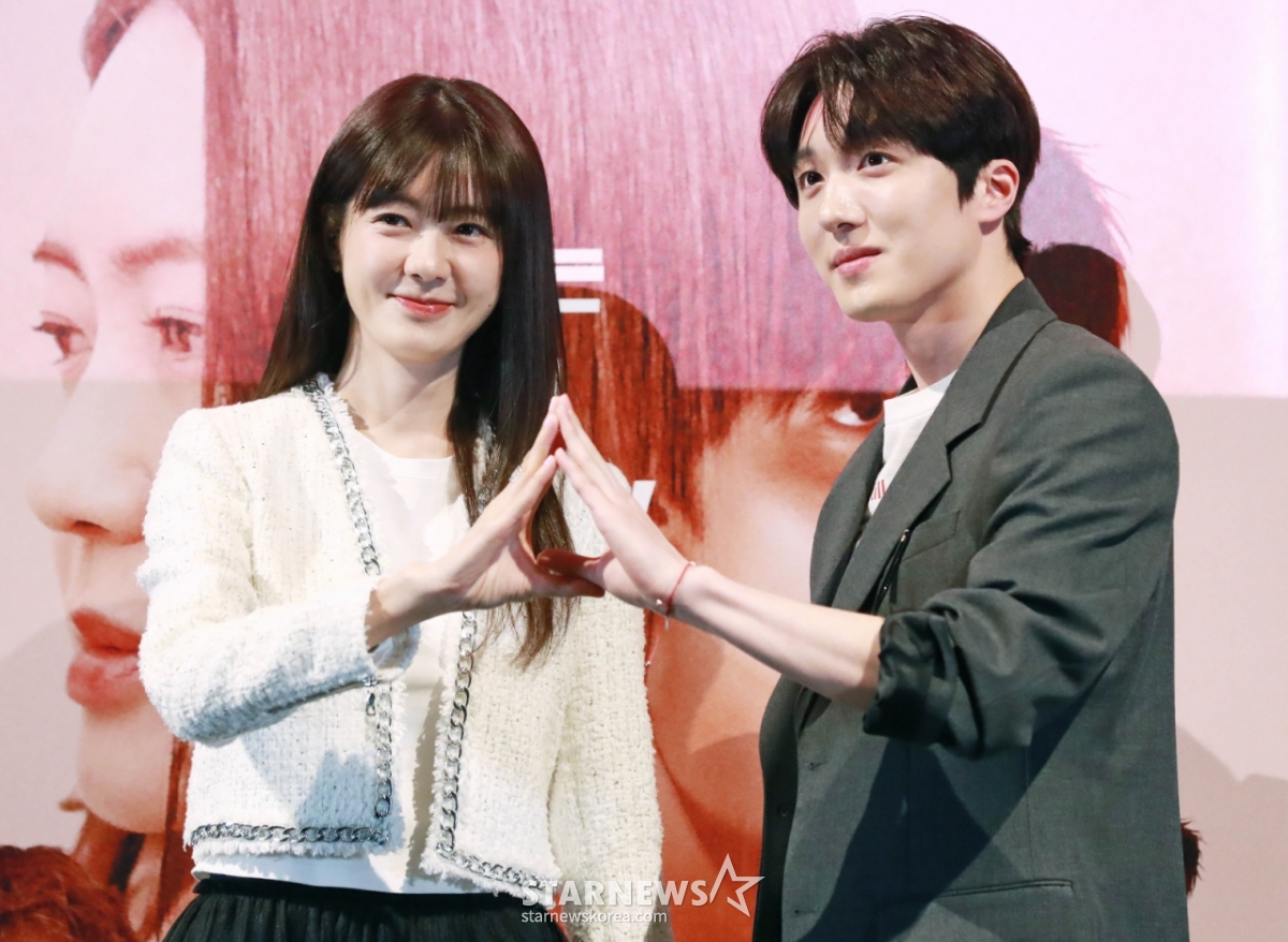 배우 이요원, 강찬희가 1일 오후 서울 CGV용산아이파크몰에서 진행된 영화 '귀신들'(감독 황승재) 언론배급시사회 및 기자간담회에 참석해 포즈를 취하고 있다. /2025.04.01 /사진=이동훈 photoguy@