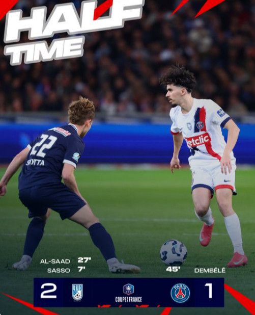 볼 줄 곳을 찾는 비티냐(오른쪽)의 모습. /사진=PSG 공식 SNS 갈무리