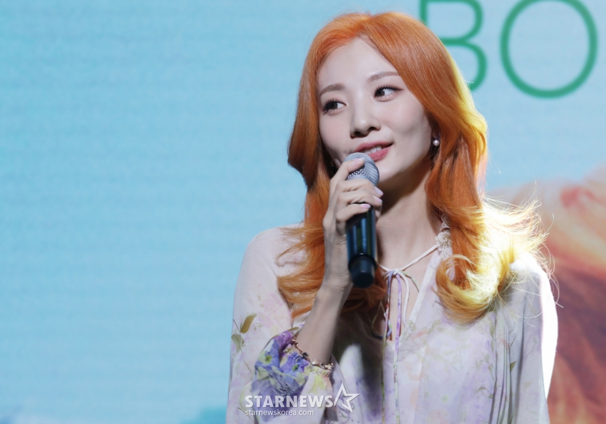 볼빨간사춘기 가수 안지영이 20일 오후 온라인 생중계로 진헹된 새 미니앨범 'Seoul'(서울) 발매기념 쇼케이스에서 신곡을 선보이고 있다. 'Seoul'은 꿈을 그리던 순간부터 더 이상 무언가를 채워 넣을 자신이 없었던 순간까지도 꽤 오랜 시간을 그대로 있어준 서울을 스케치북에 그려 넣고 색을 채워가듯이 아름답게 표현한 앨범이다. /사진제공=쇼파르엔터테인먼트 2022.04.20