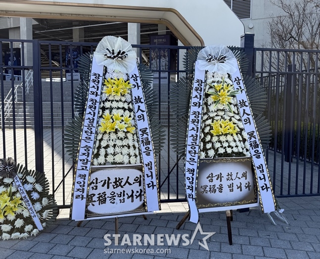 2일 창원NC파크 4번 게이트 앞에 추모화환이 놓여 있다. /사진=양정웅 기자