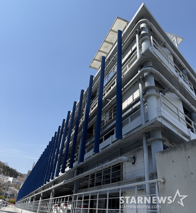 창원NC파크 옆 철골주차장. 수십 개의 알루미늄 루버가 설치돼 있다. /사진=양정웅 기자