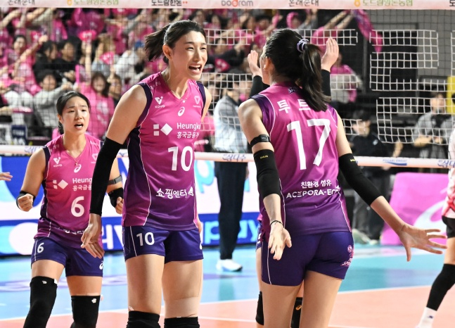 흥국생명 김연경(왼쪽에서 2번째)이 2일 인천 삼산체육관에서 열린 도드람 2024~2025 V리그 여자부 포스트시즌 챔피언 결정전 2차전에서 득점 후 기뻐하고 있다. /사진=한국배구연맹 제공