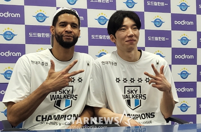 현대캐피탈 레오(왼쪽)과 허수봉이 5일 대한항공과 챔프전 3차전 승리로 우승을 차지한 뒤 인터뷰를 앞두고 포즈를 취하고 있다. /사진=안호근 기자