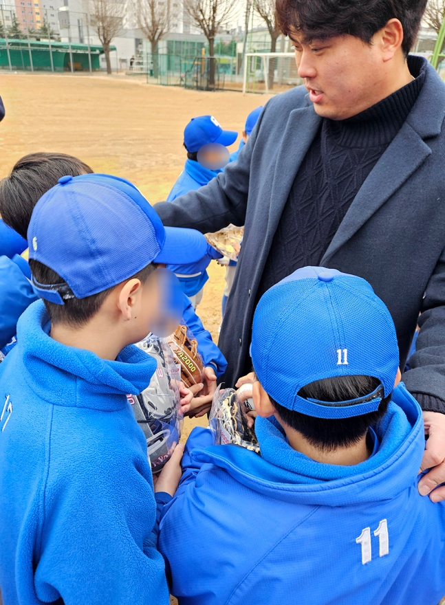 류현진이 아이들과 이야기를 나누고 있다. /사진=류현진 재단 제공