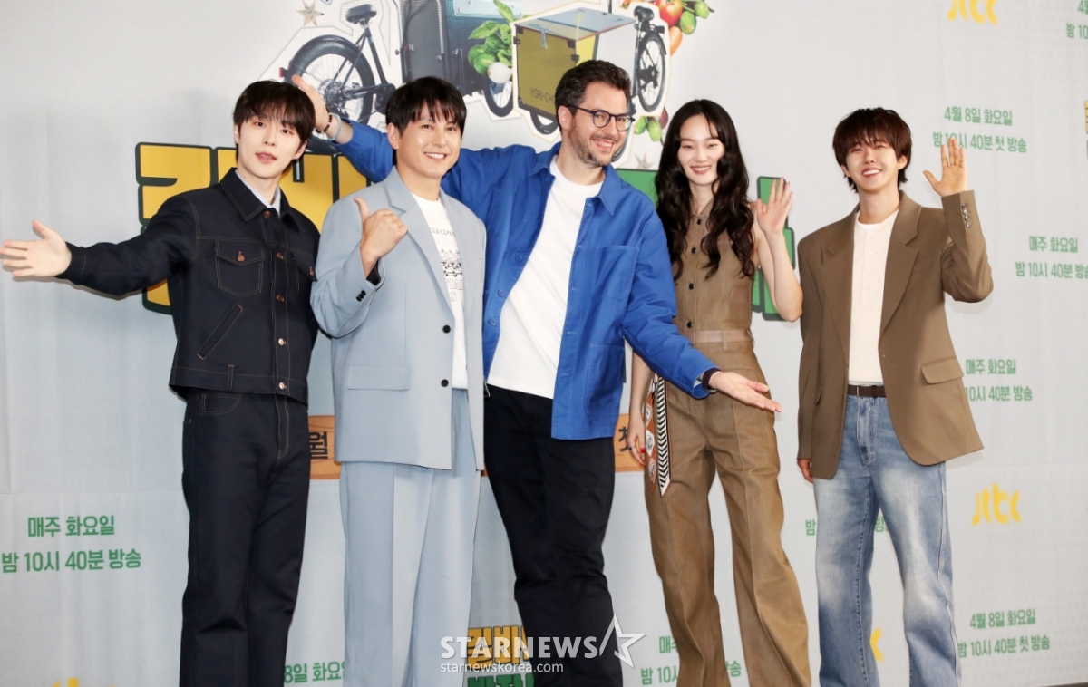 배우 배인혁, 류수영, 파브리 셰프, 모델 신현지, 가수 황광희가 7일 오전 서울 마포구 스탠포드호텔에서 열린 JTBC 새 예능 프로그램 '길바닥 밥장사' 제작발표회에서 포즈를 취하고 있다. /사진=김휘선 hwijpg@
