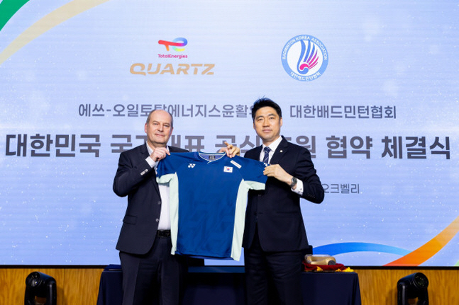 패트리스 드베미 STLC CEO 사장(왼쪽)과 김동문 대한배드민턴협회 회장. /사진=에쓰-오일토탈에너지스윤활유 제공