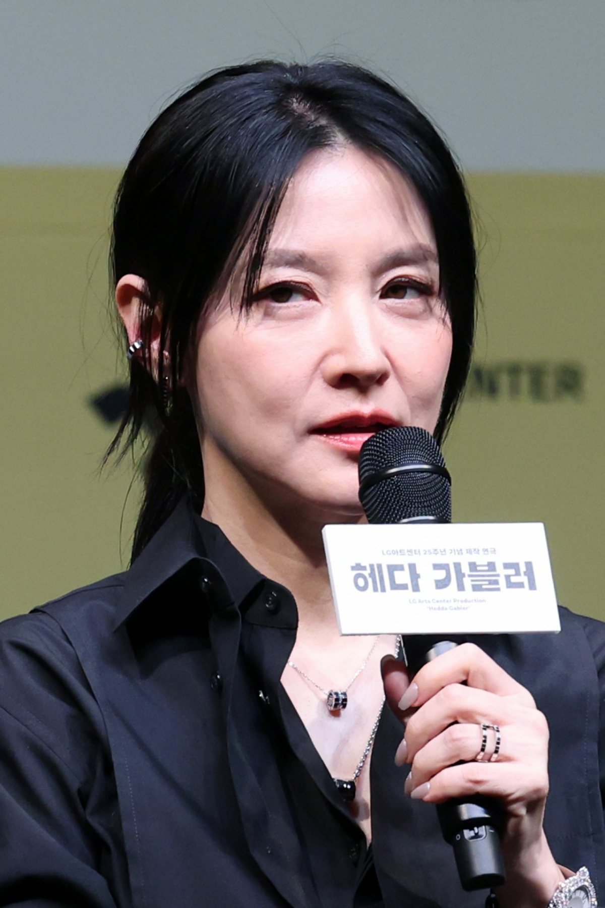 [서울=뉴시스] 박진희 기자 = 연극 '헤다 가블러' 주연 배우 이영애가 8일 서울 강서구 LG아트센터에서 기자간담회를 하고 있다. 2025.04.08. pak7130@newsis.com /사진=박진희