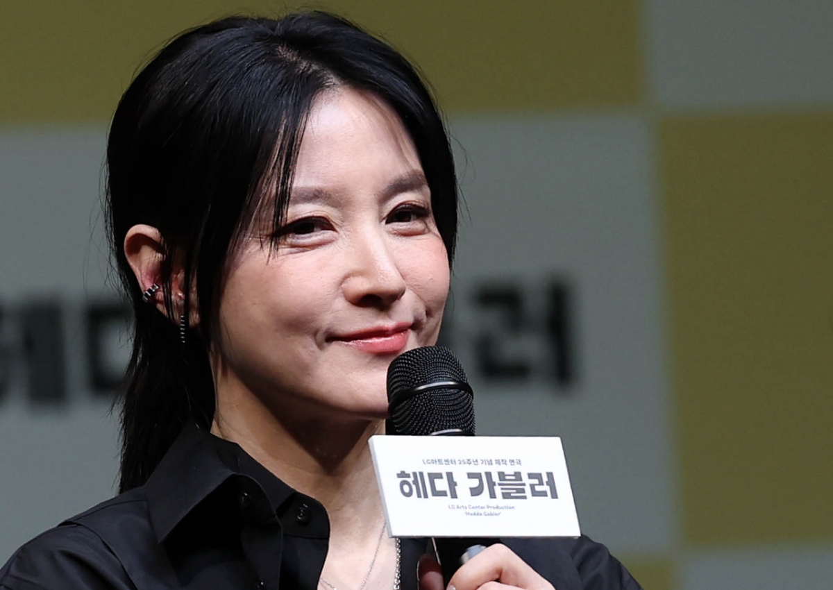 (서울=뉴스1) 오대일 기자 = 32년 만에 연극 무대에 복귀하는 배우 이영애가 8일 오후 서울 강서구 LG아트센터에서 열린 연극 ‘헤다 가블러’(연출 전인철) 제작발표회에서 인사말을 하고 있다. 세계적인 극작가 헨리크 입센의 고전 명작인 ‘헤다 가블러’는 사회적 제약과 억압 속에서 자유를 갈망하는 여성의 심리를 심도 깊게 탐구한 작품으로, 다음 달 7일부터 6월 8일까지 LG아트센터 서울에서 공연한다. 2025.4.8/뉴스1 Copyright © 뉴스1. All rights reserved. 무단 전재 및 재배포, AI학습 이용 금지. /사진=(서울=뉴스1) 오대일 기자