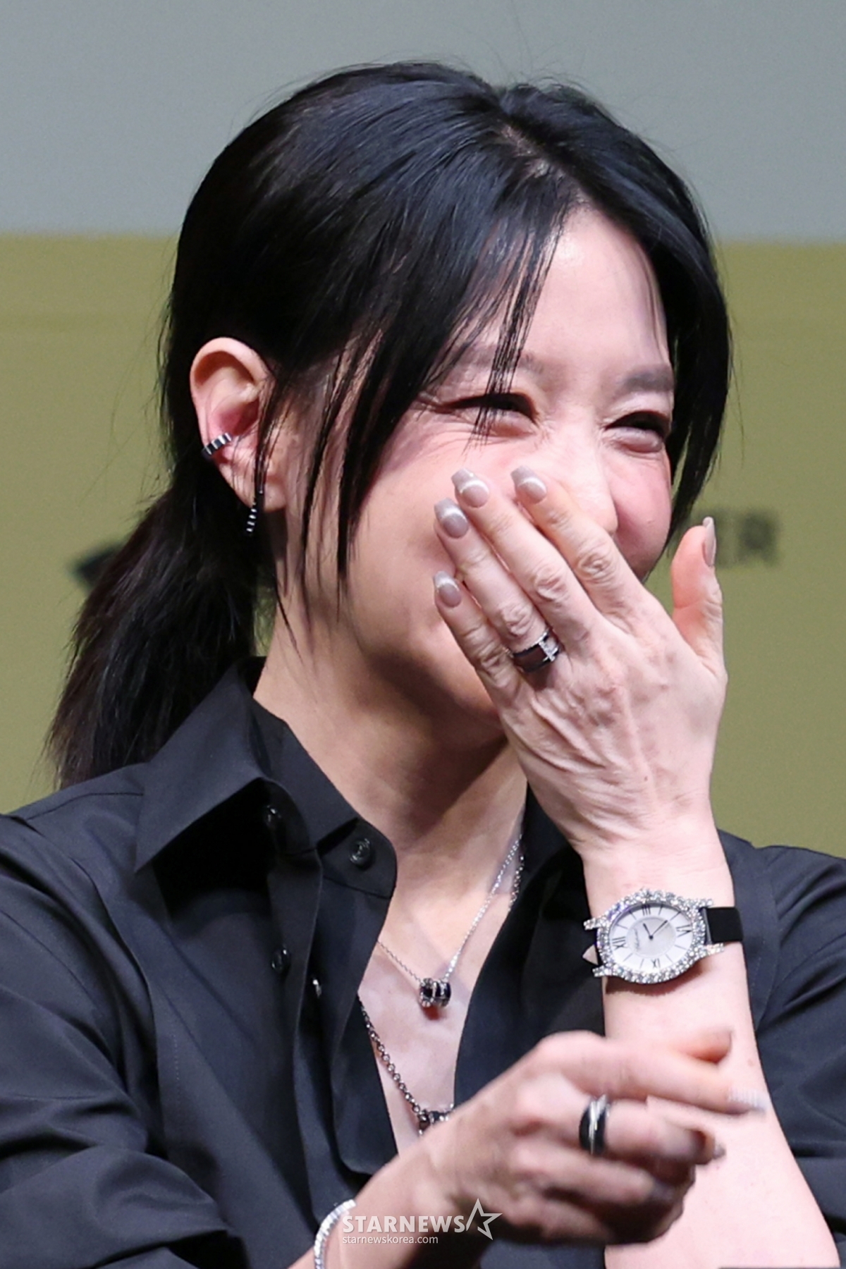 [서울=뉴시스] 박진희 기자 = 연극 '헤다 가블러' 배우 이영애가 8일 서울 강서구 LG아트센터에서 기자간담회를 하고 있다. 2025.04.08. pak7130@newsis.com /사진=박진희