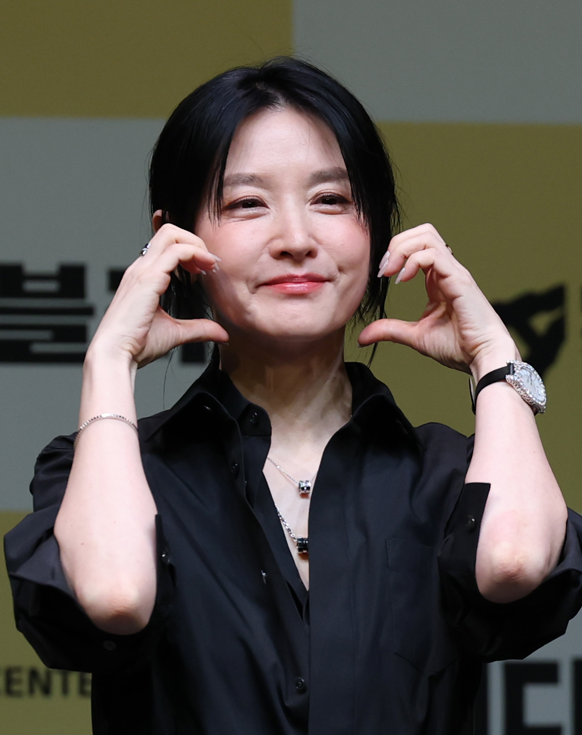 (서울=뉴스1) 오대일 기자 = 32년 만에 연극 무대에 복귀하는 배우 이영애가 8일 오후 서울 강서구 LG아트센터에서 열린 연극 ‘헤다 가블러’(연출 전인철) 제작발표회에서 포즈를 취하고 있다. 세계적인 극작가 헨리크 입센의 고전 명작인 ‘헤다 가블러’는 사회적 제약과 억압 속에서 자유를 갈망하는 여성의 심리를 심도 깊게 탐구한 작품으로, 다음 달 7일부터 6월 8일까지 LG아트센터 서울에서 공연한다. 2025.4.8/뉴스1 Copyright © 뉴스1. All rights reserved. 무단 전재 및 재배포, AI학습 이용 금지. /사진=(서울=뉴스1) 오대일 기자