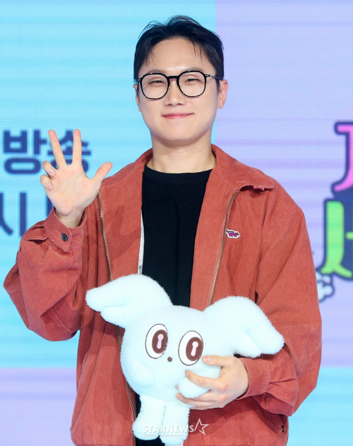 [서울=뉴시스] 김혜진 기자 = 여행 크리에이터 빠니보틀이 20일 오전 서울 마포구 쇼킹케이팝센터에서 열린 ENA 예능 프로그램 '지구마불 세계여행3' 제작발표회에서 포즈를 취하고 있다.  '지구마불 세계여행3'은 김태호 PD가 설계한 여행 부루마불 게임을 기반으로 한 예능으로, 여행 크리에이터 빠니보틀, 원지, 곽튜브가 주사위를 굴려 떠나는 모험을 그린다. 오는 22일 오후 7시 50분 첫 방송. 2025.03.20. jini@newsis.com /사진=김혜진