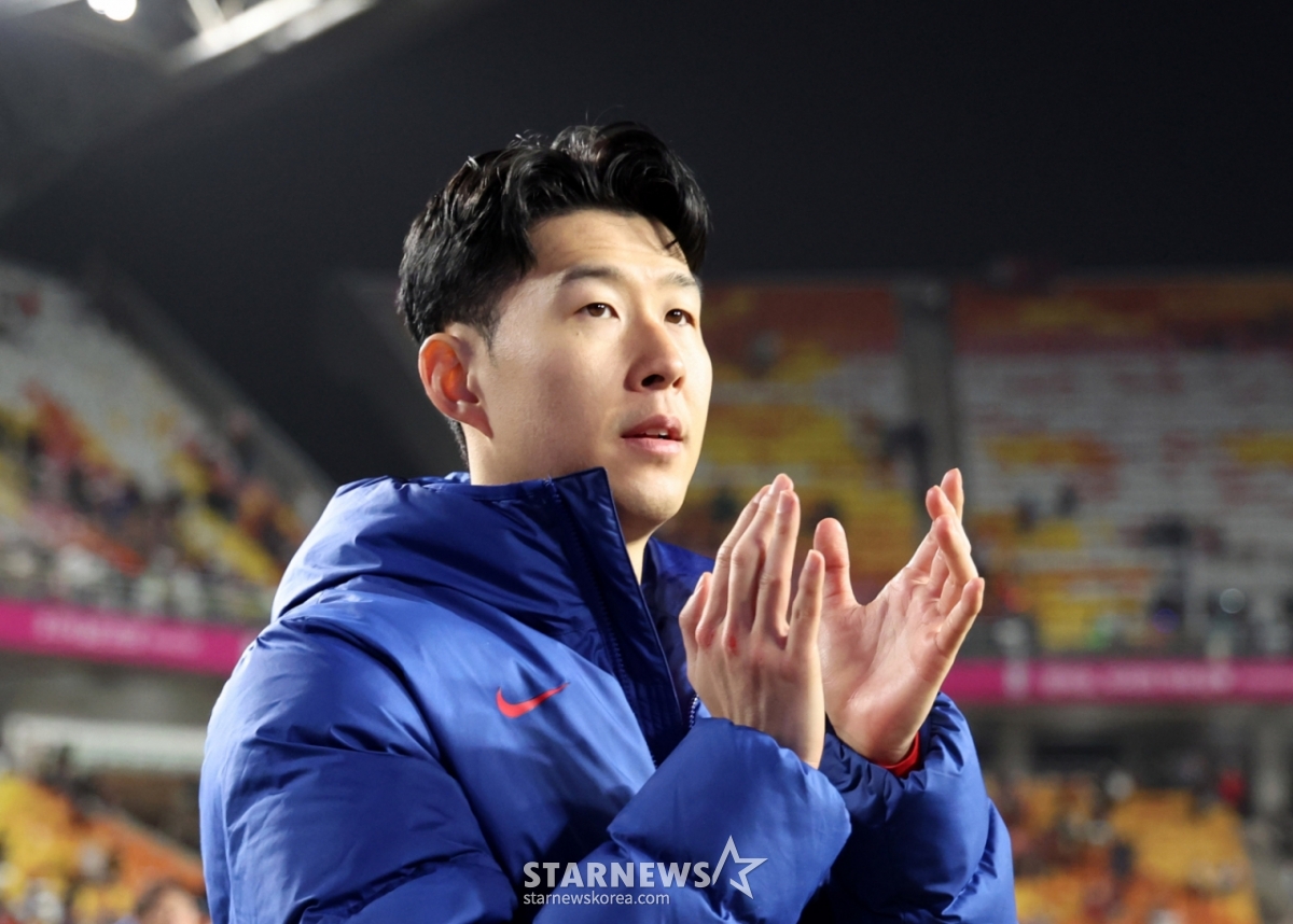 [수원=뉴시스] 김명년 기자 = 25일 경기 수원시 수원월드컵경기장에서 열린 2026 국제축구연맹(FIFA) 북중미 월드컵 아시아 지역 3차 예선 B조 8차전 대한민국과 요르단의 경기, 1-1 무승부로 경기를 마친 대한민국 손흥민이 팬들에게 인사하고 있다. 2025.03.25. kmn@newsis.com /사진=김명년