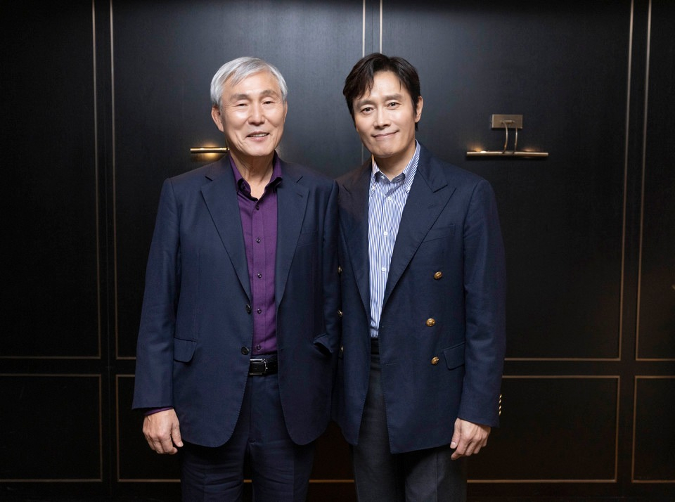 조훈현(왼쪽)과 이병헌 /사진제공=바이포엠스튜디오