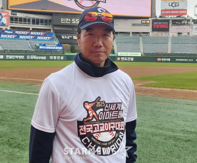김동수 서울고 감독이 13일 이마트배 전국고교야구대회에서 우승 후 인터뷰를 하고 있다. /사진=안호근 기자