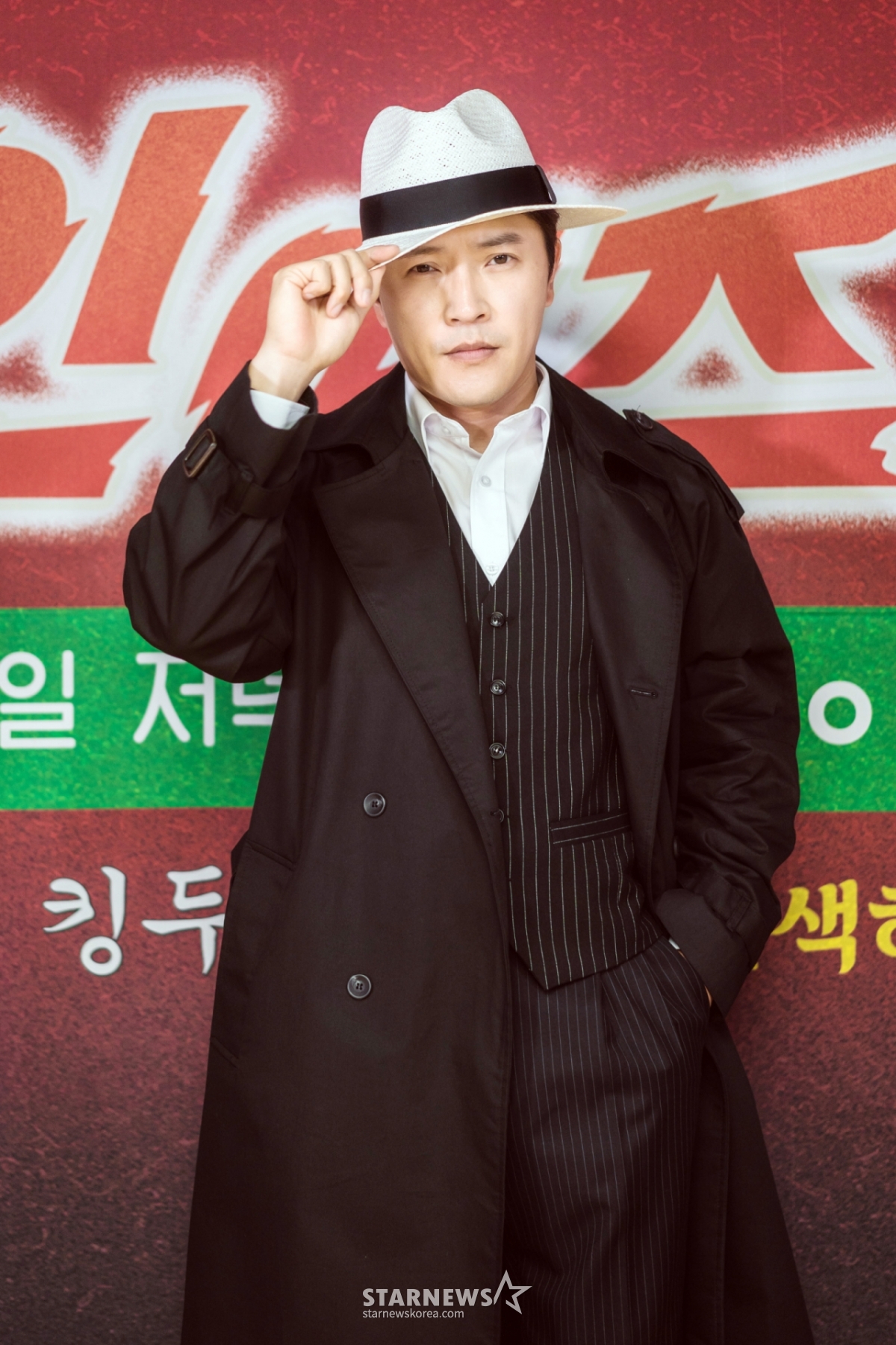 배우 안재모가 18일 오후 온라인으로 진행된 카카오TV 오리지널 예능 프로그램 '야인 이즈 백' 라이브 토크에 참석해 포즈를 취하고 있다. '야인 이즈 백'은 안재모가 2000년대 초반 범국민적 인기를 누렸던 킹두한으로 변신, 킹두한 '찐팬' 이진호와 함께 펼치는 '2021년판 짠내 누아르'다. 매주 목요일과 일요일 오후 8시 방송. / 사진제공 =카카오TV