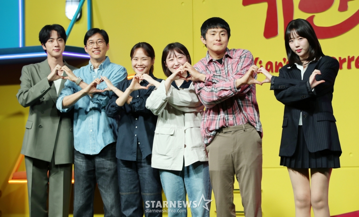 방탄소년단 진, 정효민 PD, 이소민 PD, 황윤서 PD, 방송인 기안84, 배우 지예은이 15일 오전 서울 종로구 JW매리어트 동대문에서 열린 넷플릭스 시리즈 새 예능 '대환장 기안장' 기자간담회에 참석해 포즈를 취하고 있다. /2025.04.15 /사진=김휘선 hwijpg@
