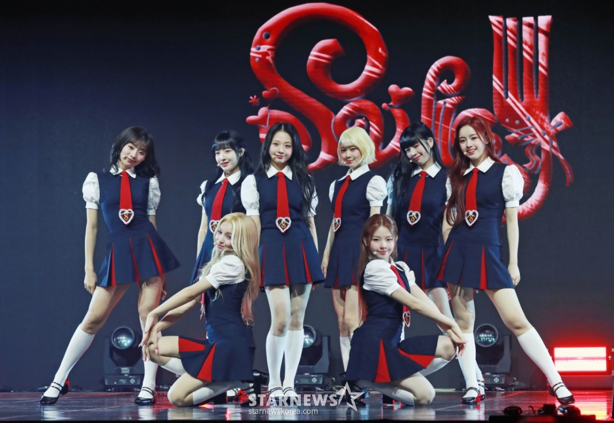 걸그룹 유니스(UNIS)가 15일 오후 서울 광진구 예스24라이브홀에서 진행된 두 번째 미니앨범 '스위시'(SWICY) 발매기념 쇼케이스에서 신곡을 선보이고 있다. 이번 앨범에는 타이틀곡 '스위시'(SWICY)'를 비롯해 ''뭐해?'라는 씨앗에서', '땡!'(DDANG!), '굿 필링'(Good Feeling), '봄비' 등 5곡이 수록됐다. /2025.04.15 /사진=이동훈 photoguy@
