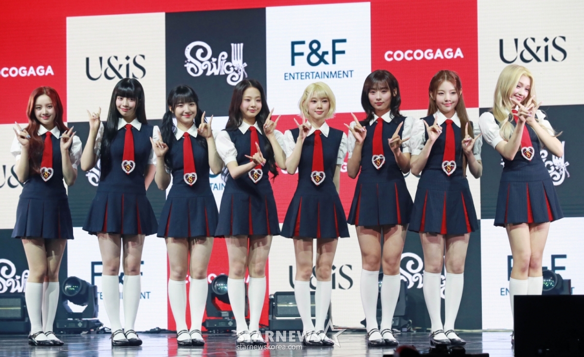 걸그룹 유니스(UNIS)가 15일 오후 서울 광진구 예스24라이브홀에서 진행된 두 번째 미니앨범 '스위시'(SWICY) 발매기념 쇼케이스에서 포즈를 취하고 있다. 이번 앨범에는 타이틀곡 '스위시'(SWICY)'를 비롯해 ''뭐해?'라는 씨앗에서', '땡!'(DDANG!), '굿 필링'(Good Feeling), '봄비' 등 5곡이 수록됐다. /2025.04.15 /사진=이동훈 photoguy@