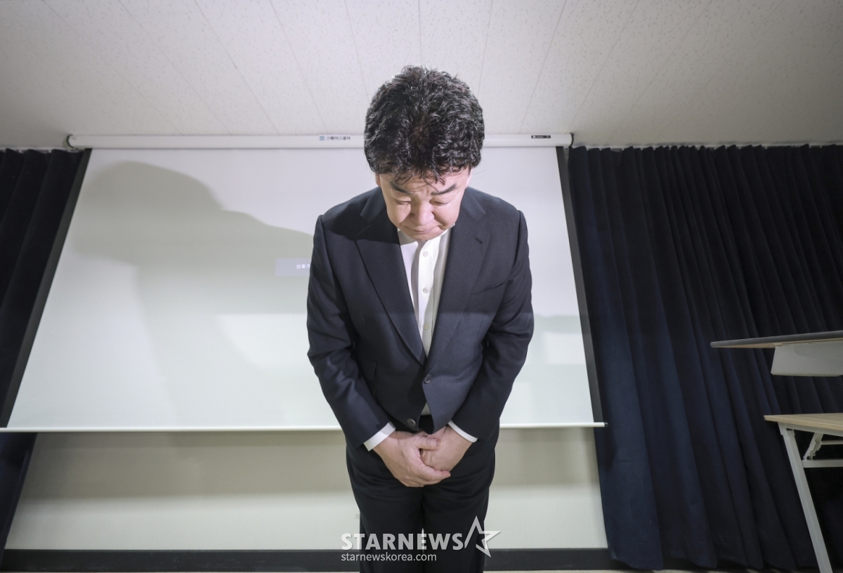 [서울=뉴시스] 정병혁 기자 = 백종원 더본코리아 대표가 28일 서울 서초구의 한 회의공간에서 열린 더본코리아 주주총회에서 취재진에게 인사를 하고 있다. 2025.03.28. jhope@newsis.com /사진=정병혁