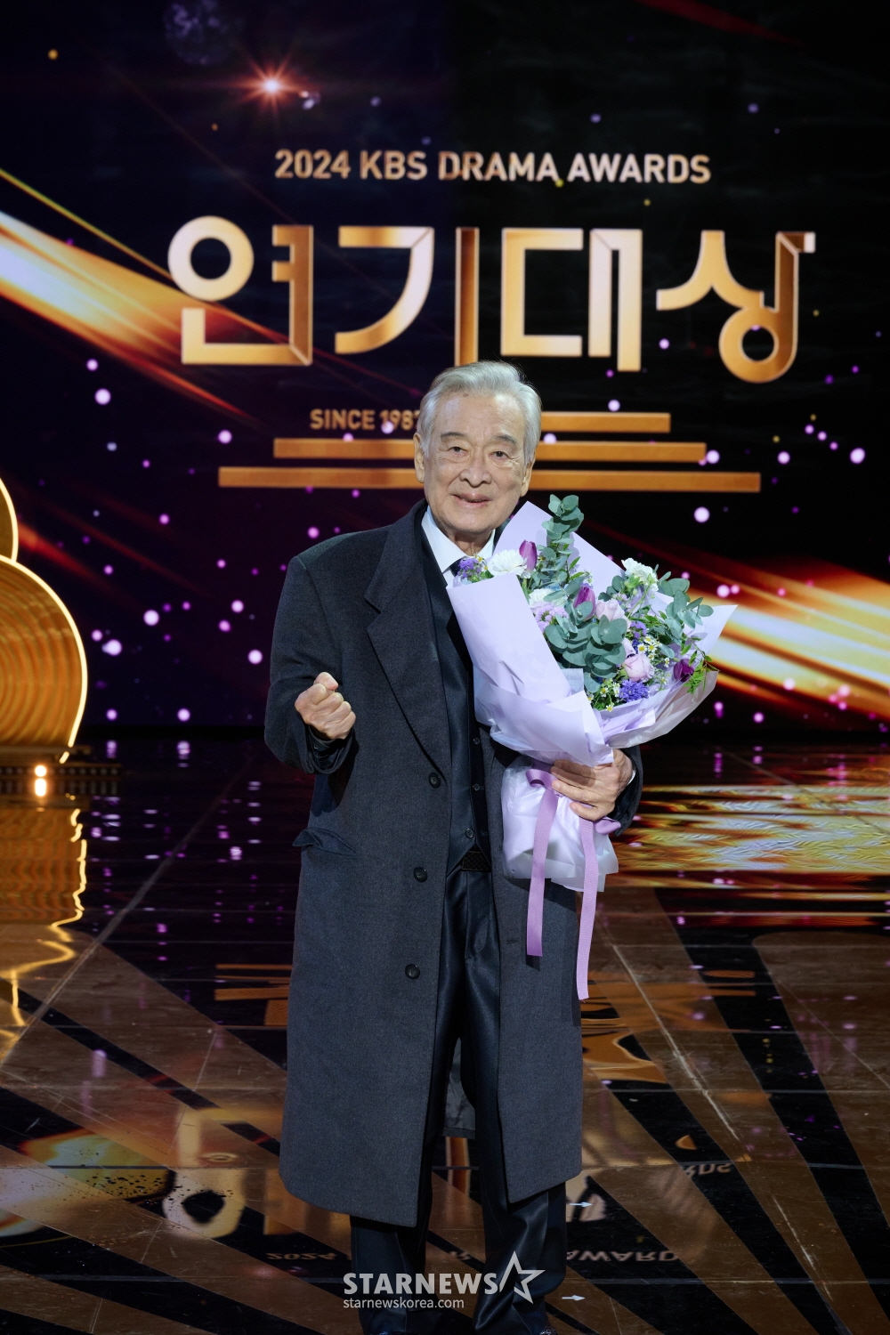 배우 이순재가 11일 오후 KBS 2TV에서 방송된 '2024 KBS 연기대상'에서 대상을 받은 뒤 포즈를 취하고 있다. '2024 KBS 연기대상'은 지난달 31일 서울 영등포구 여의도 KBS홀에서 MC 장성규, 소녀시대 서현, 문상민의 진행 아래 시상식이 꾸며졌다. 작년 12월 29일 무안공항 제주항공 여객기 참사 여파로 국가 애도 기간이 선포됨에 따라 추모 물결에 동참, 예정된 생중계를 취소하고 방송을 한 해 미뤘다. / 사진제공=KBS /사진=김창현 chmt@