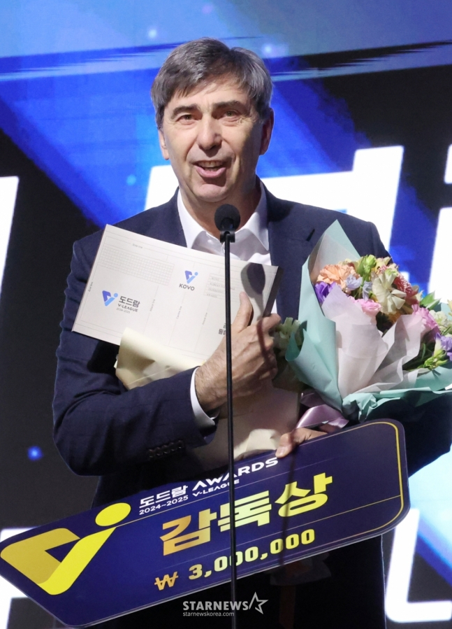 2024-2025 V리그 시상식이 14일 서울 서대문구 스위스 그랜드 호텔에서 열렸다. 현대캐피탈 필립 블랑 감독이 감독상을 수상한 후 소감을 밝히고 있다. /사진=김진경 대기자
