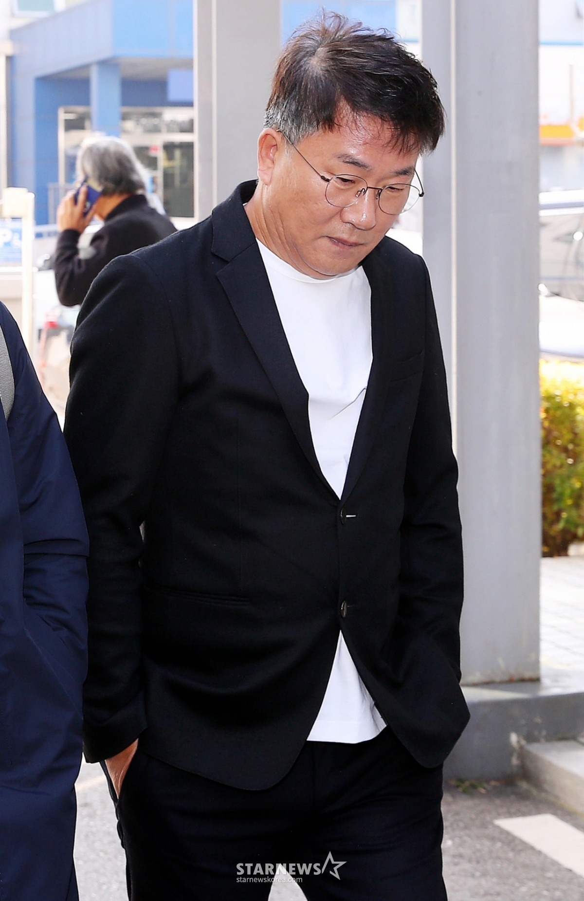 배우 선우은숙의 친언니를 강제 추행한 혐의로 재판에 넘겨진 아나운서 출신 유영재가 12일 오전 경기 수원지방법원 성남지원에서 열린 첫 공판 기일에 출석하고 있다. 유영재는 2023년부터 5차례에 걸쳐 선우은숙 친언니의 신체를 접촉하는 등 강제 추행한 혐의를 받고 있다. 유영재는 앞서 경찰 조사 단계에서 혐의를 부인 전면 부인한 것으로 알려졌다. 피소 직후에도 그는 자신이 운영하는 유튜브 채널 'DJ 유영재 TV 유영재 라디오'를 통해 "죽어도 끊어지지 않는 성추행이란, 죽어도 지워지지 않을 형벌과 같은 프레임을 유영재에게 씌웠다. 내가 이대로 죽는다면 더러운 성추행이 사실로 끝날 것이므로 법적 다툼을 하게 됐다"라고 반박한 바 있다. 2024.11.12 /사진=김창현 chmt@