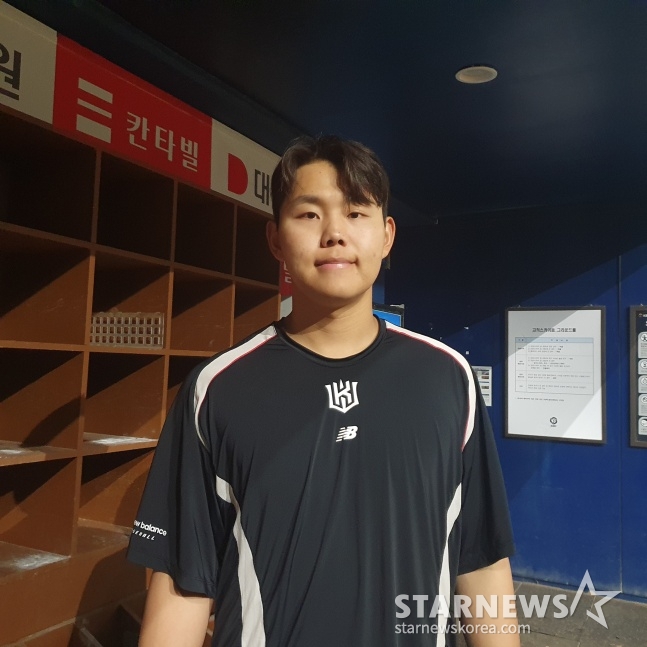 KT 소형준이 19일 고척 키움전에서 승리한 뒤 취재진과 인터뷰에 응했다. /사진=김동윤 기자