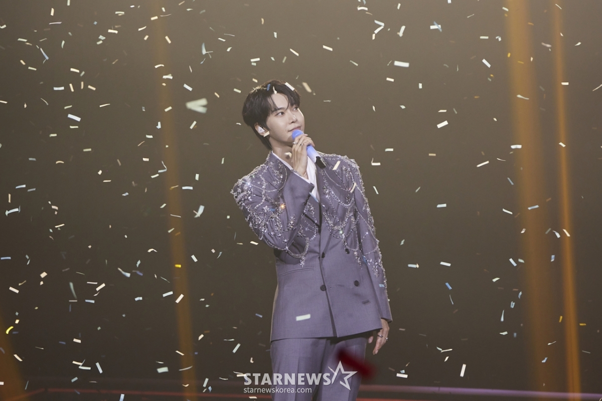 NCT 도영이 3일 오후 서울 송파구 올림픽공원 핸드볼경기장에서 진행된 서울 앙코트 콘서트 'Dearest Youth'에서 멋진 공연을 펼치고 있다. /사진제공=SM엔터테인먼트 2024.11.03 /사진=이동훈 photoguy@