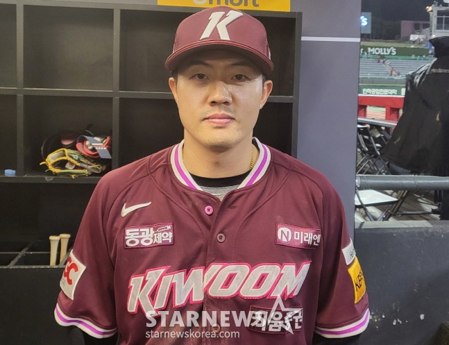 키움 오선진이 26일 SSG전 승리 후 취재진과 인터뷰를 하고 있다. /사진=안호근 기자