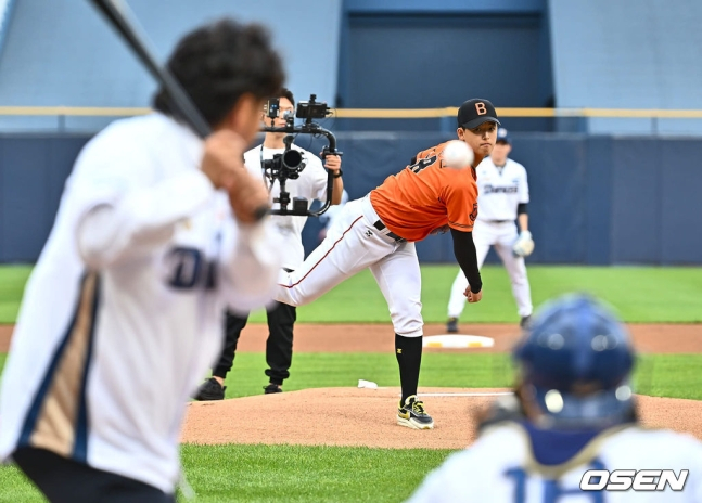 북일고 박준현(가운데)이 지난해 창원NC파크에서 시구하는 모습.