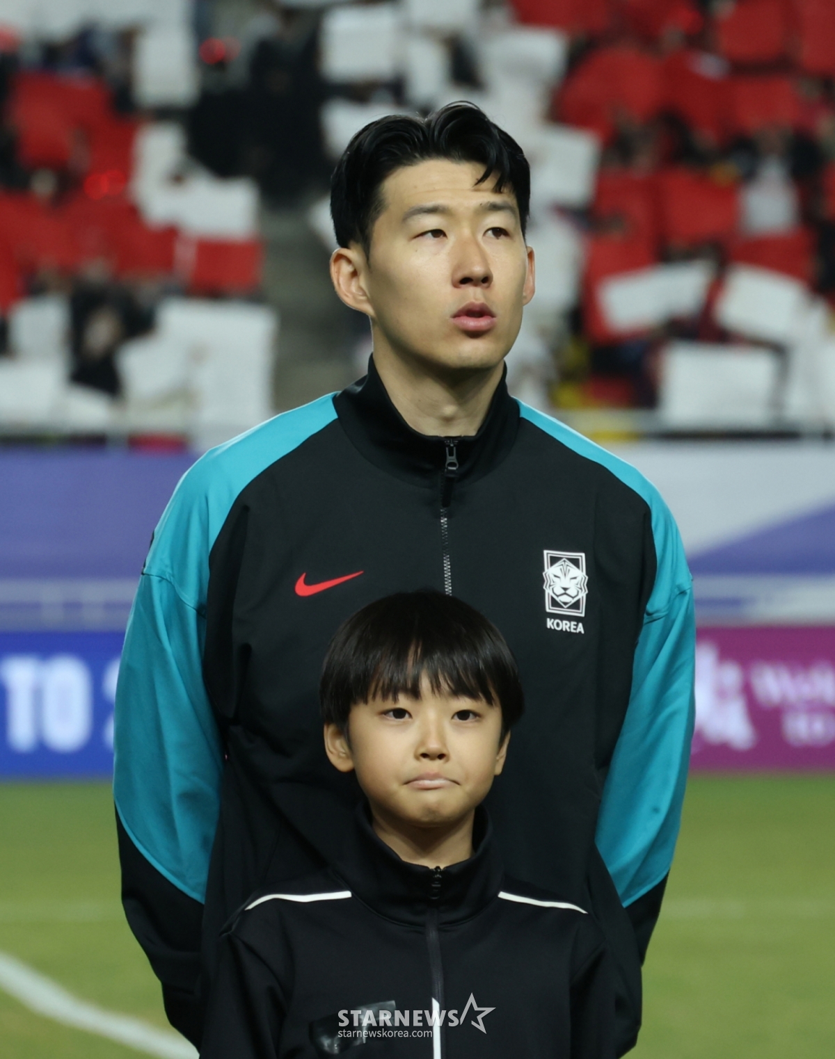 2026 북중미 월드컵 아시아 3차 예선 대한민국 대 요르단 경기가 25일 수원월드컵경기장에서 열렸다. 손흥민이 경기에 앞서 결의에 찬 표정으로 출전 준비를 하고 있다./수원=김진경 기자