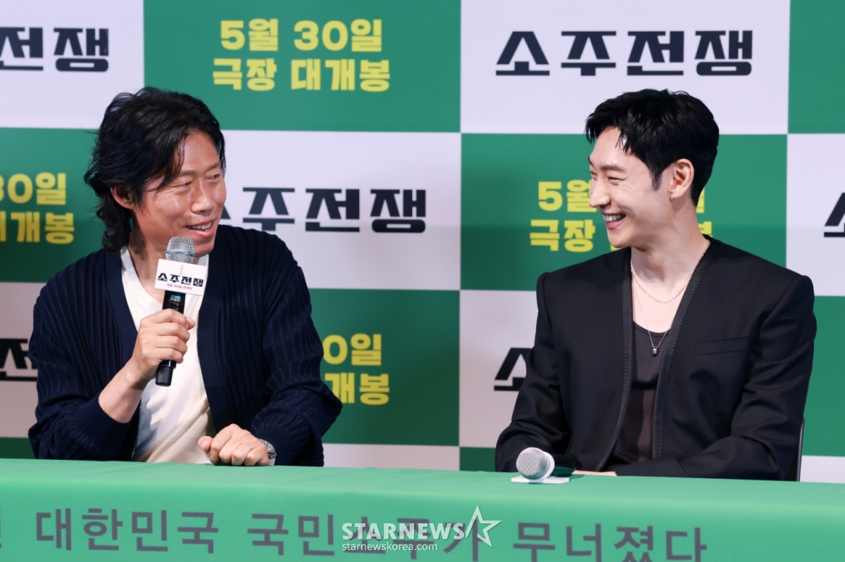배우 유해진, 이제훈이 29일 오후 서울 CGV용산아이파크몰에서 진행된 영화 '소주전쟁' 언론배급시사회 및 기자간담회에 참석해 질문에 답하고 있다.   1997년 IMF 외환위기, 소주 회사가 곧 인생인 재무이사 종록과 오로지 성과만 추구하는 글로벌 투자사 직원 인범이 대한민국 국민 소주의 운명을 걸고 맞서는 이야기 '소주전쟁'은 오는 30일 개봉한다. /2025.05.29 /사진=이동훈 photoguy@