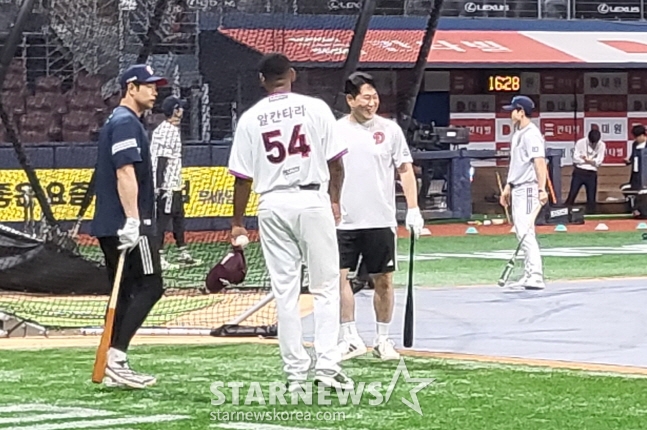 키움 알칸타라(가운데)가 30일 두산전을 앞두고 김재환(왼쪽), 양의지와 만나 대화를 나누고 있다. /사진=안호근 기자