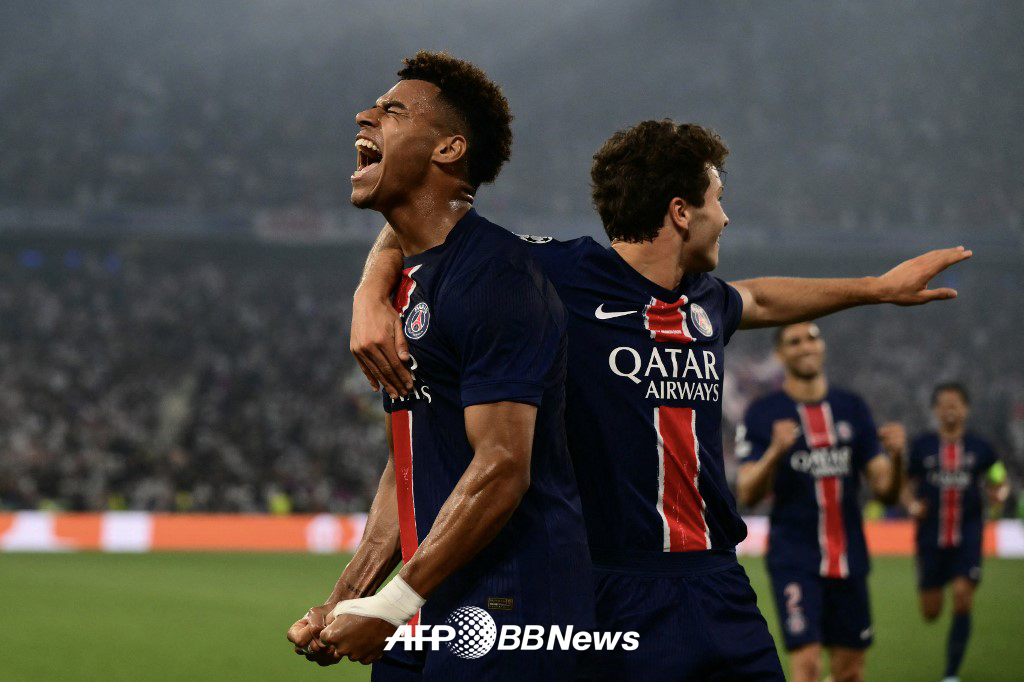 파리생제르맹(PSG) 데지레 두에(왼쪽)가 1일(한국시간) 독일 뮌헨의 알리안츠 아레나에서 열린 인터밀란과의 2024~2025 유럽축구연맹(UEFA) 챔피언스리그 결승전에서 득점에 성공한 뒤 포효하고 있다. /AFPBBNews=뉴스1