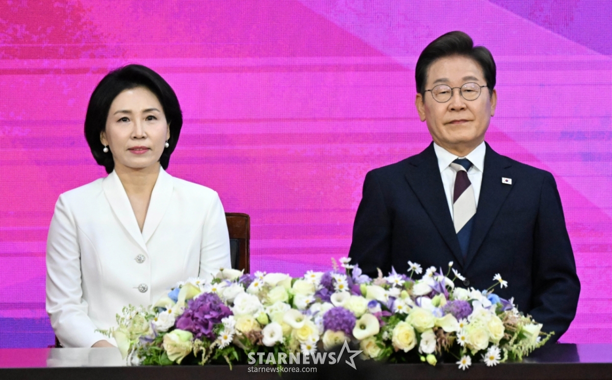 (서울=뉴스1) 국회사진기자단 = 이재명 대통령이 취임 선서를 하기 위해 4일 오전 김혜경 여사와 함께 서울 여의도 국회에 도착해 자리에 앉아 있다. 2025.6.4/뉴스1 Copyright © 뉴스1. All rights reserved. 무단 전재 및 재배포, AI학습 이용 금지. /사진=(서울=뉴스1) 국회사진기자단